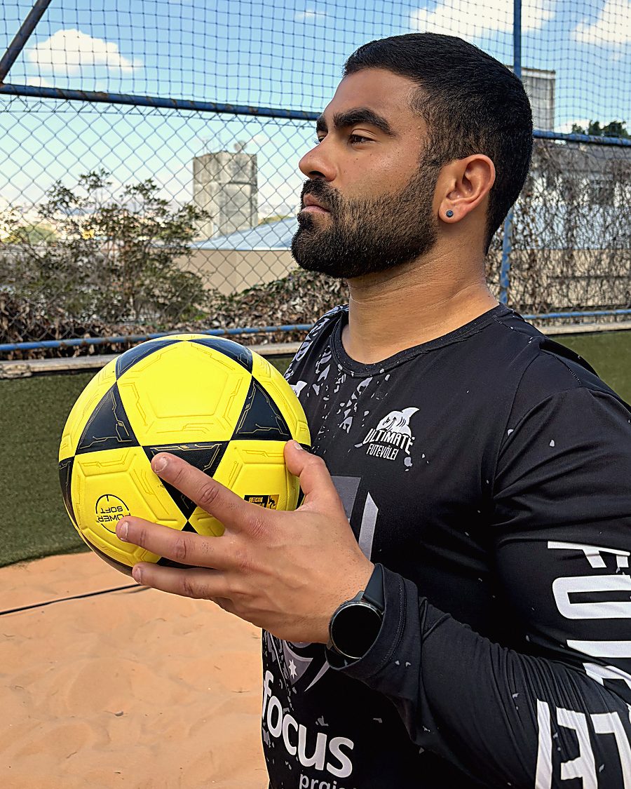 Henrique Coutinho, o Tio C, segurando a bola na quadra